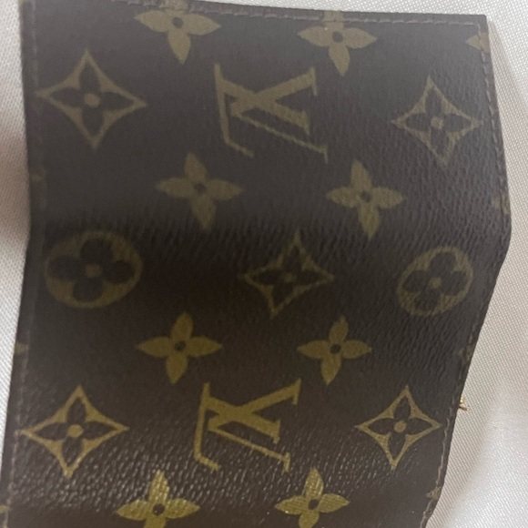 Louis Vuitton Monogram Key Holder with Gold Accents - Picture 9 of 9